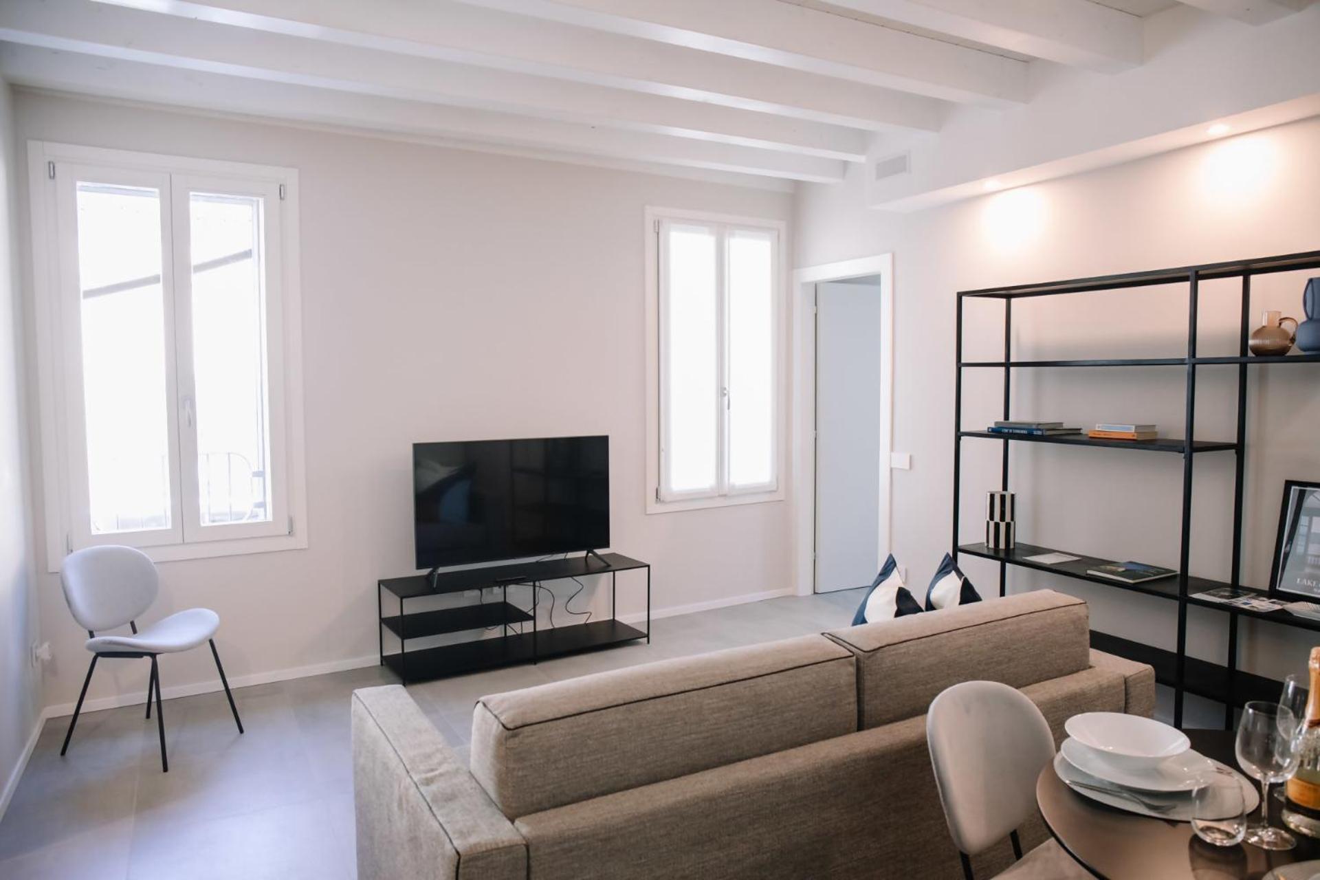 Elegant Beige Apartment 5 Minutes From The Lake Como Exterior photo